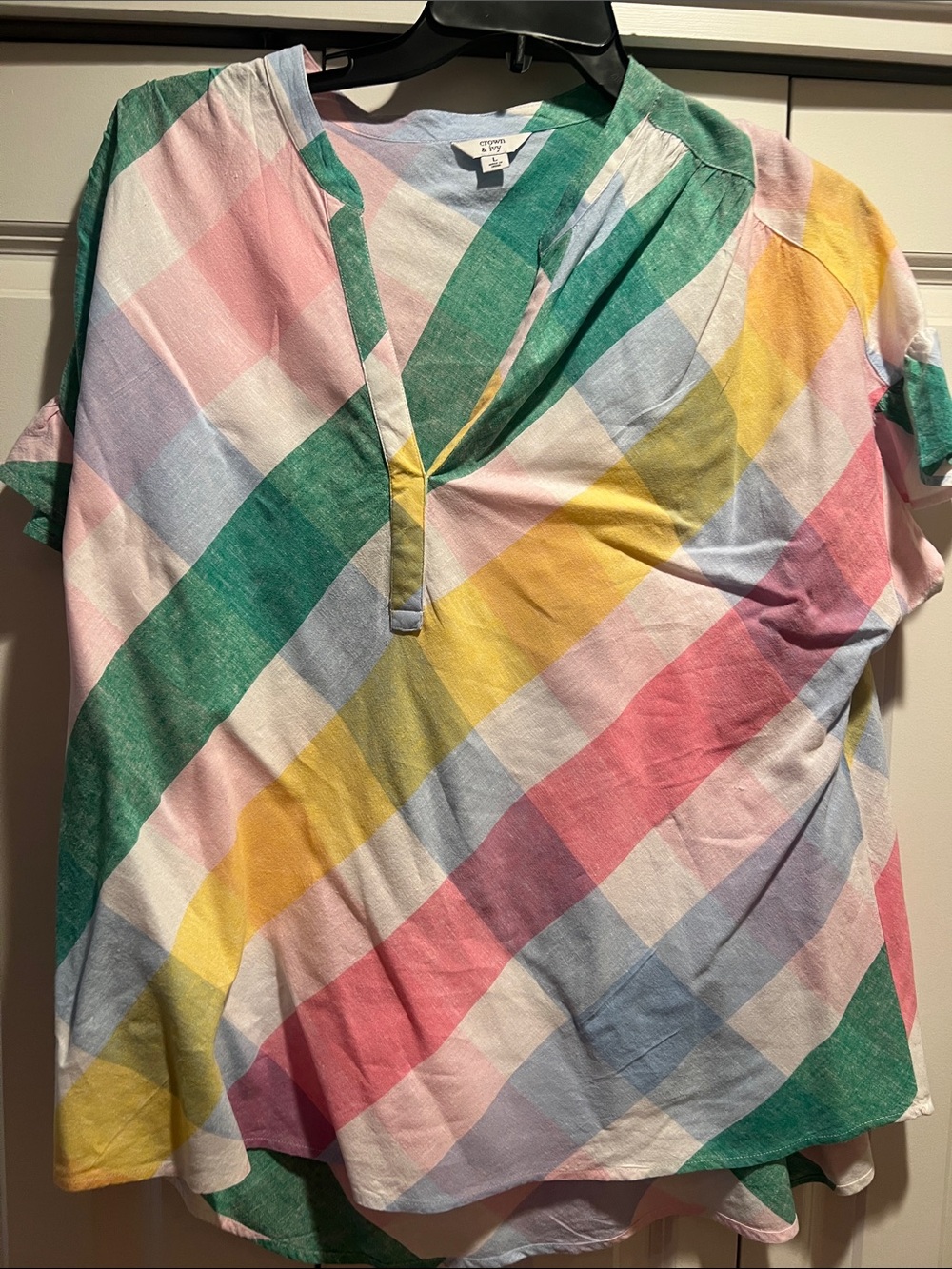 crown & ivy Green and pink b neck blouse